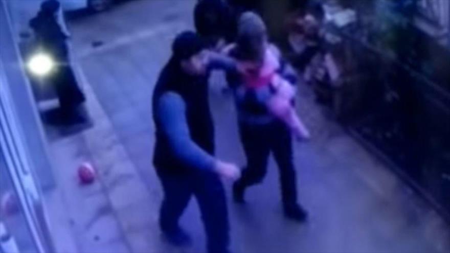 Vídeo: Niña de 5 años cae de un quinto piso en brazos de peatones | HISPANTV