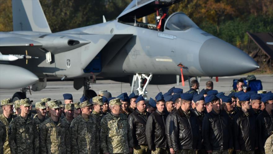 Soldados ucranianos se colocan frente al caza F-15 de EE.UU. durante maniobras conjuntas con OTAN en Starokostyantyniv,12 de octubre de 2018. (Foto: AFP)