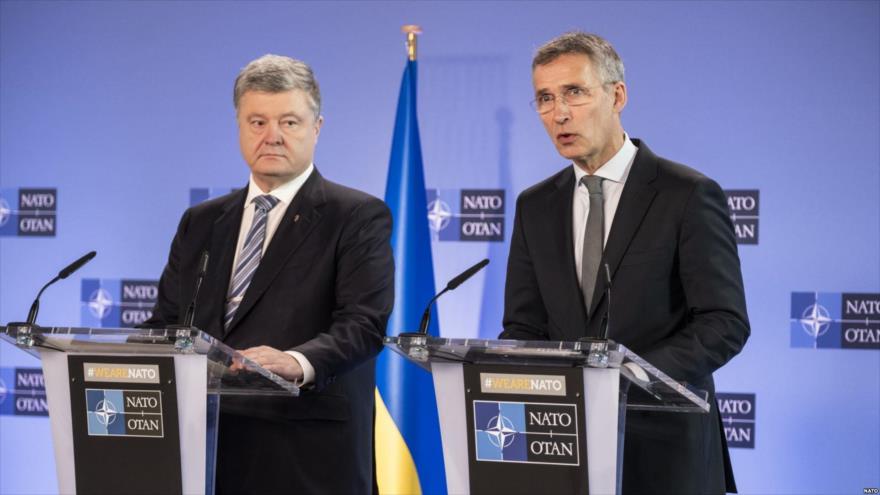 El secretario general de la OTAN, Jens Stoltenberg (drcha.), y el presidente de Ucrania, Petro Poroshenko, Bruselas, 13 de diciembre de 2018.