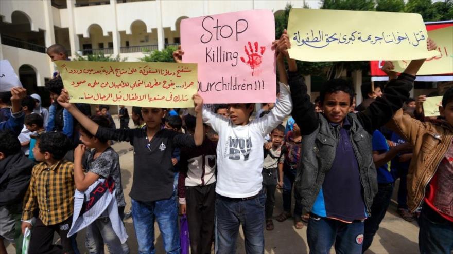 Niños yemeníes protestan en Saná (capital) contra un ataque de Arabia Saudí y sus aliados, 12 de agosto de 2018. (Foto: AFP)