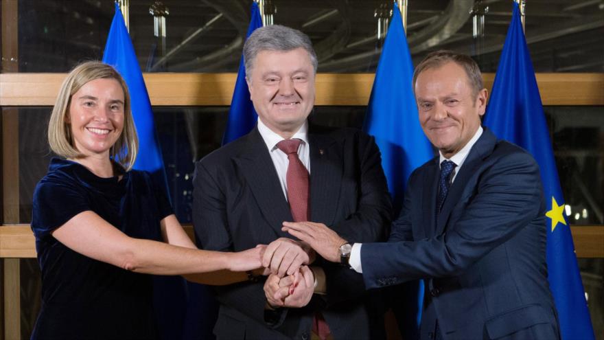 (De izda. A dcha.): La jefa de la Diplomacia de la UE, el Presidente de Ucrania y el presidente del CE en Bruselas, 12 de diciembre de 2018. (Foto: AFP)