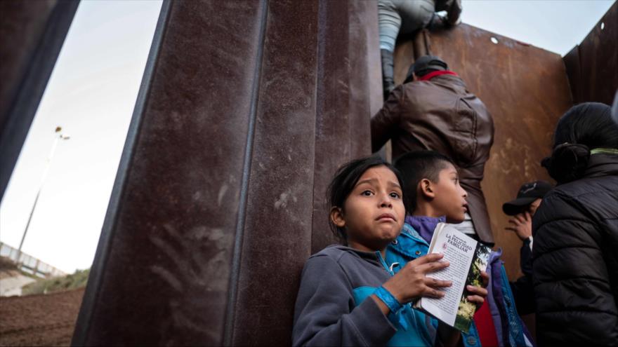 Una niña migrante centroamericana cerca de la valla fronteriza con EE.UU. en Baja California, México, 12 de diciembre de 2018. (Foto: AFP)