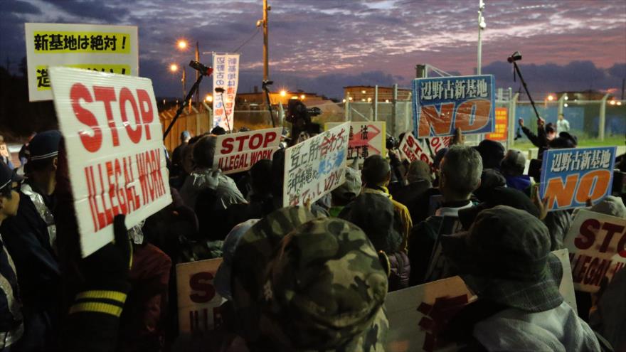 Japoneses se manifiestan contra reubicación de una base de EE.UU. en Okinawa, 14 de diciembre de 2018. (Foto: AFP)