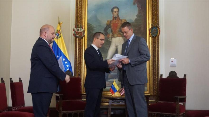 El canciller Jorge Arreaza y el encargado de negocios de EE.UU. en Venezuela, James Story (drcha.), Caracas, 13 de diciembre de 2018.