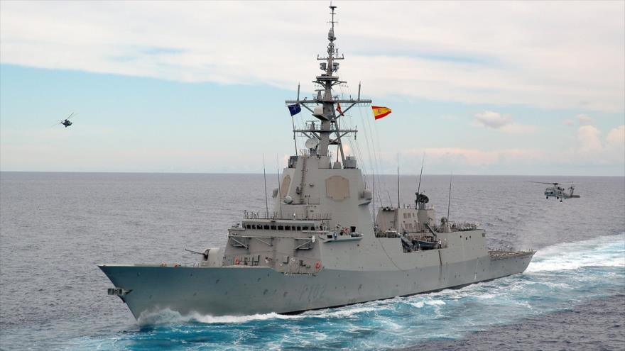 Una fragata modelo F-110, de fabricación española, participa en una maniobra marítima.