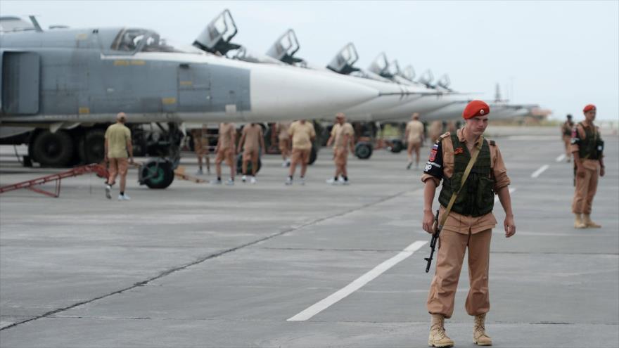 Pesonal militar y varios aviones de combate de Rusia desplegados en la base aérea de Hmeimim, en el oeste de Siria.