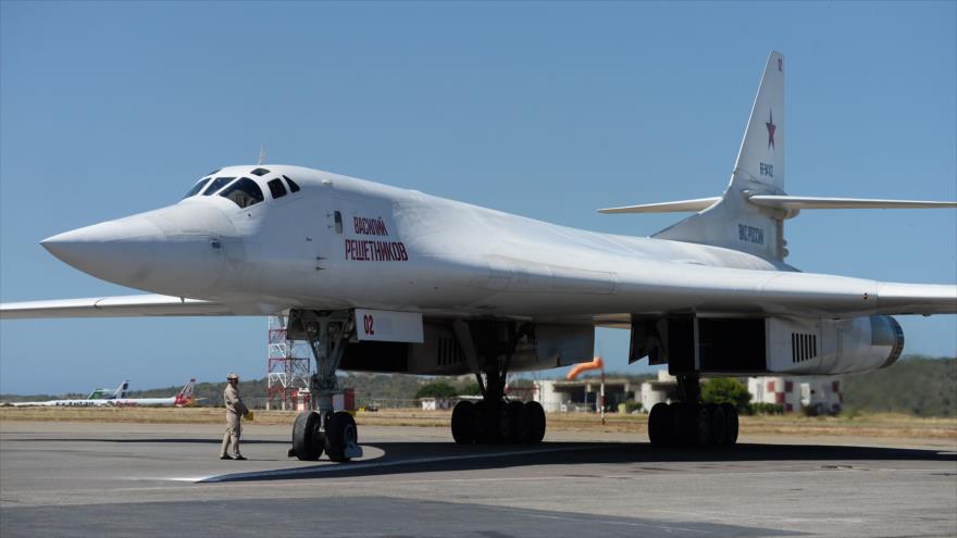 Un bombardero ruso Tu-160 en el aeropuerto internacional de Maiquetia, al norte de Caracas, (capital venezolana), 10 de diciembre de 2018. (Foto: AFP)