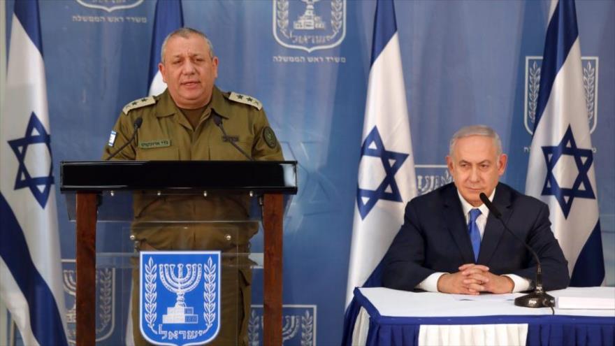 El jefe de estado mayor de las fuerzas militares de Israel, Gadi Eizenkot (izq.), habla en un acto oficial en Tel Aviv, 4 de diciembre de 2018.