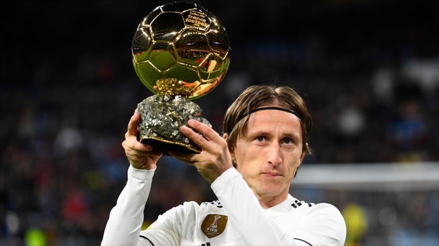 El futbolista croata del Real Madrid, Luka Modric, posa con su Balón de Oro antes de un partido en Madrid, 15 de diciembre de 2018. (Foto: AFP)