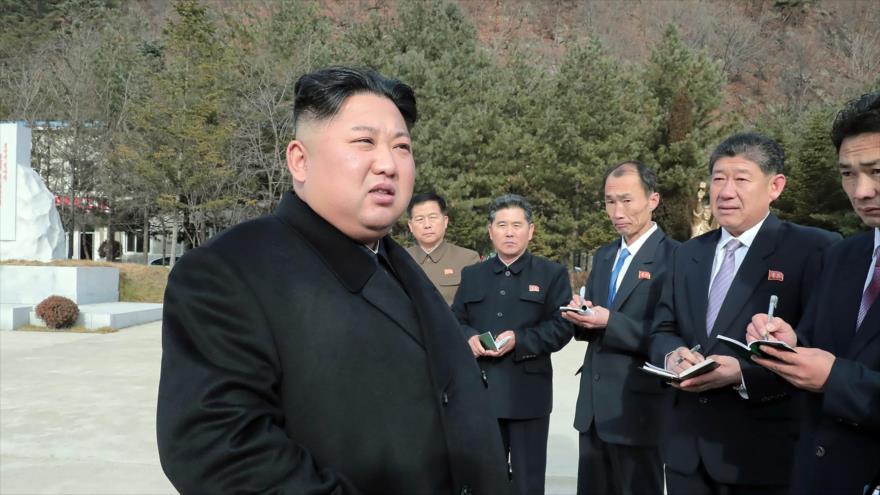 El líder norcoreano, Kim Jong-un, visita una fábrica en un lugar desconocido, 18 de noviembre de 2018. (Foto: KCNA)