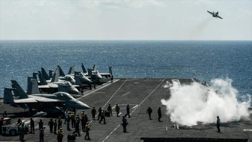 Un avión de combate F-18 despega del portaviones estadounidense Harry S Truman en el este del mar Mediterráneo, 8 de mayo de 2018. (Foto: AFP)