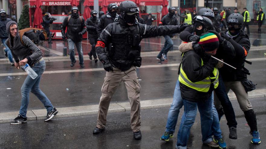 Policía francesa reprime una protesta de los chalecos amarillos contra el aumento del costo de vida en Nantes, 15 de diciembre de 2018. (Foto: AFP)