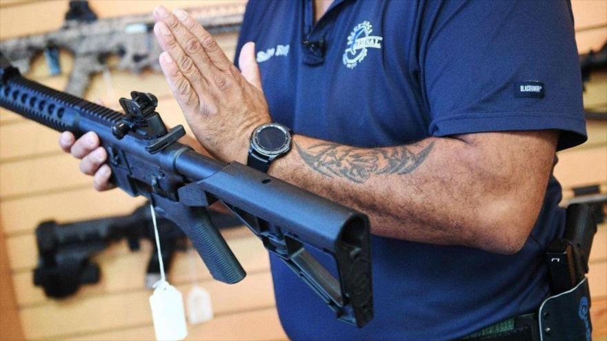 Un rifle de asalto AR-15 en la tienda de armas Arsenal Blue Ridge en Virginia, EE.UU., 6 de octubre de 2017. (Foto: AFP)