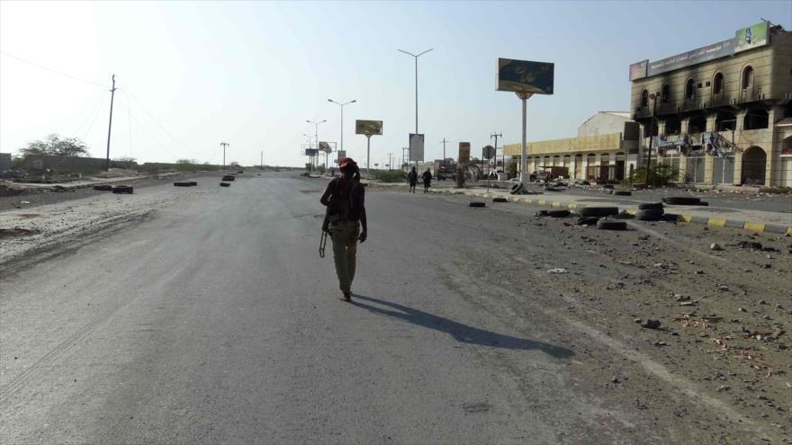 Un miliciano pro Arabia Saudí camina por una calle en Al-Hudayda, Yemen. (Foto: AFP)