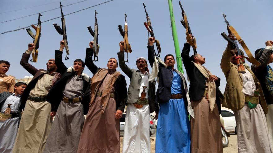 Combatientes del movimiento popular Ansarolá, congregados en Saná, la capital de Yemen, 25 de junio de 2018. (Foto: AFP)