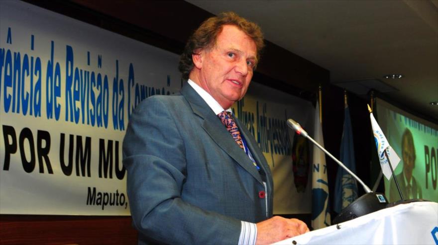 Carlos Sersale, el embajador argentino en Londres, capital británica, durante un discurso, 26 de junio de 2014.
