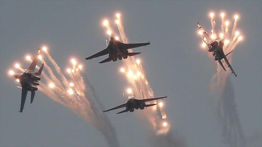 Cuatro cazas Sujoi Su-27 durante una exhibición en Crimea.