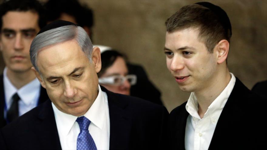 El primer ministro israelí, Benjamín Netanyahu, y su hijo mayor, Yair (dcha.), en el Muro de las Lamentaciones en la Ciudad Vieja de Al-Quds (Jerusalén).
