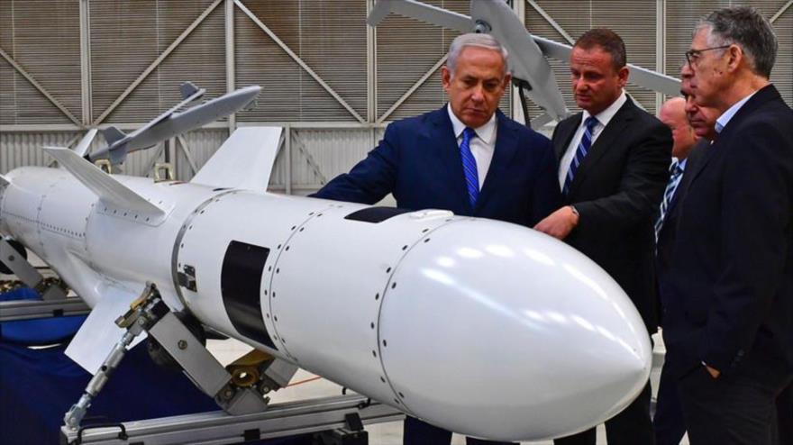 El premier israelí, Benjamín Netanyahu, visita la compañía de la industria aeroespacial de Israel en las afueras de Tel Aviv, 17 de diciembre de 2018.