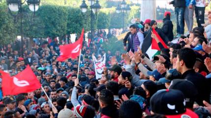Cientos de tunecinos celebran octavo aniversario de su revolución
