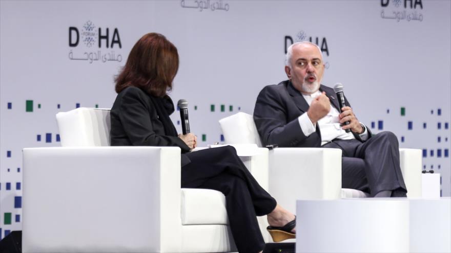 El canciller iraní, Mohamad Yavad Zarif, habla en el Foro de Doha en la capital de Catar, 15 de diciembre de 2018, (Foto: AFP).