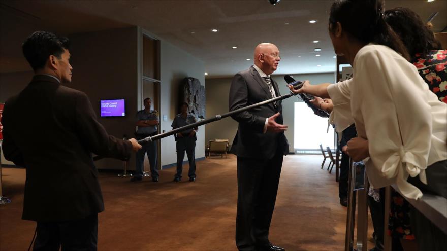 El embajador ruso ante la ONU, Vasili Nebenzia, habla con los periodistas en Nueva York, 6 de septiembre de 2018. (Foto: AFP)