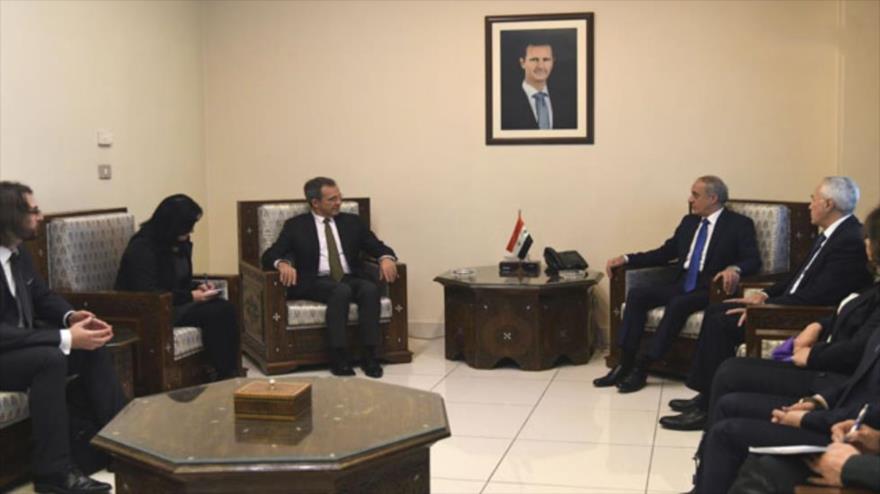 El vicecanciller sirio, Ayman Sousan (centro-derecha), recibe a una delegación de políticos franceses en Damasco, 18 de diciembre de 2018.
