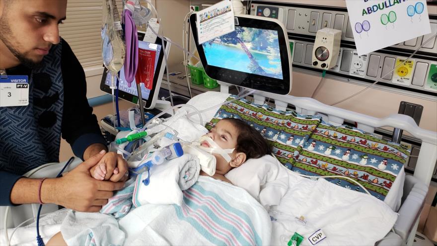 Ali Hasan junto a su hijo de 2 años, que se encuentra hospitalizado en un centro de San Francisco, en California (oeste de EE.UU.).