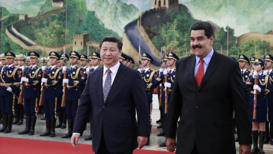 El presidente venezolano, Nicolás Maduro (dcha.), y su par chino, Xi Jinping, en el Gran Salón del Pueblo en Pekín, capital china, 7 de enero de 2015.