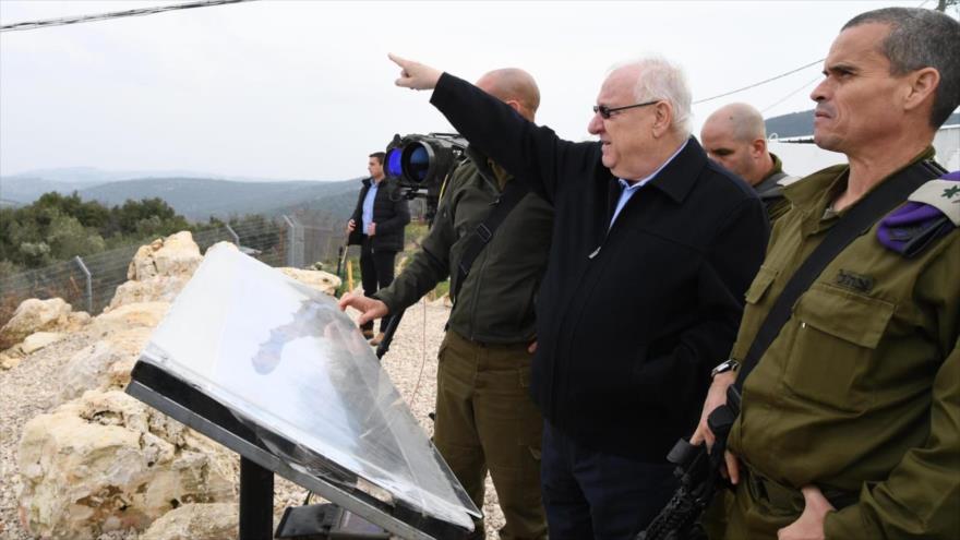El presidente israelí, Reuven Rivilin, observa la frontera con El Líbano.