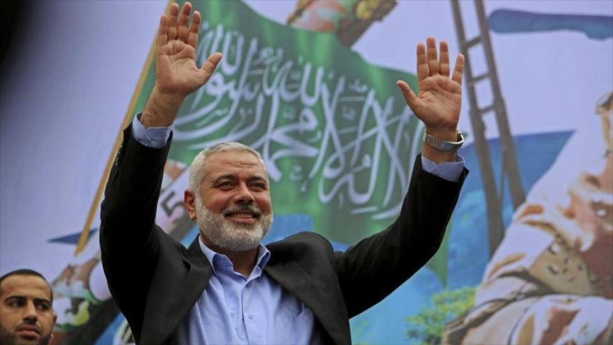 El líder del Movimiento de Resistencia Islámica de Palestina (HAMAS), Ismail Haniya, saluda a sus partidarios durante un mitin.