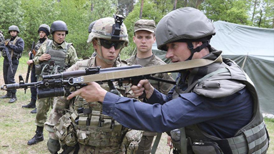 Un militar estadounidense instruye a un soldado ucraniano durante una maniobra conjunta en la base militar de Lviv, oeste de Ucrania.
