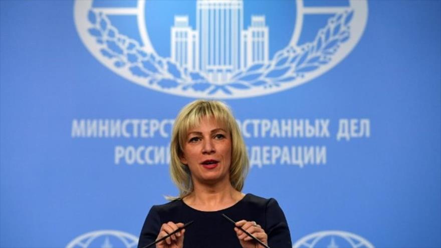 La portavoz de la cancillería rusa, Maria Zajárova, habla a los medios de comunicación en Moscú, 29 de marzo de 2018. (Foto: AFP)