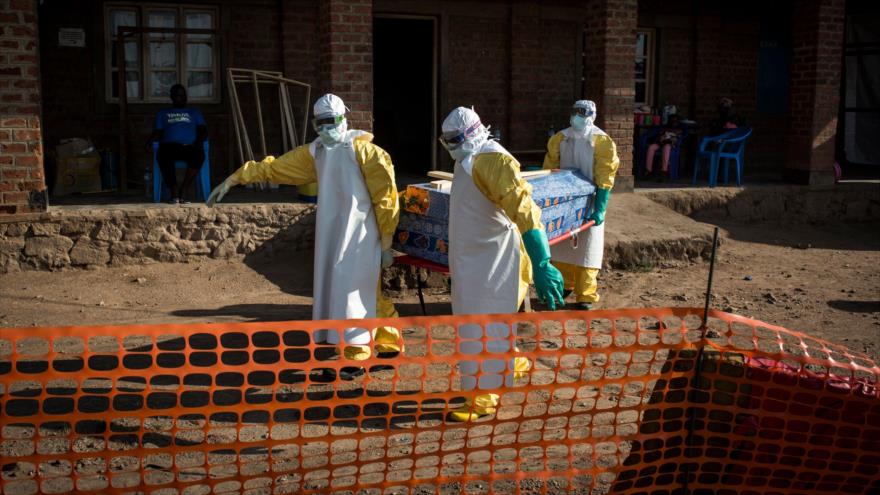 Los trabajadores de Salud trasladan el cuerpo de un afectado por el virus de Ébola en la ciudad congoleña de Beni, 13 de agosto de 2018. (Foto: AFP)