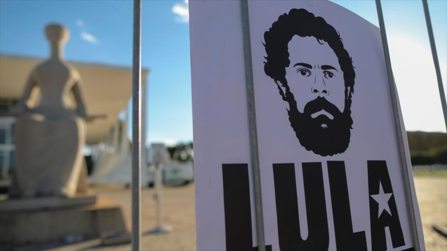 Los seguidores de Lula da Silva colocan un cartel de su imagen cerca de la Corte Suprema de Brasil, 19 de diciembre de 2018, (Foto: AFP). 