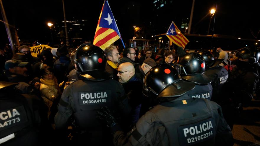 Sánchez y Torra se reúnen en Cataluña entre protestas