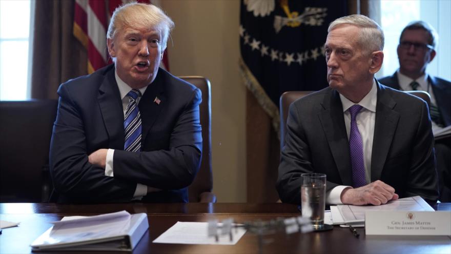 El presidente de EE.UU., Donald Trump (izq.), y el secretario de Defensa, James Mattis, en la Casa Blanca, 8 de marzo de 2018. (Foto: AFP)