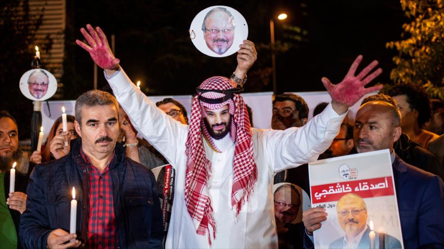 Activistas protestan frente al consulado de Riad en la ciudad turca de Estambul por el asesinato del periodista Jamal Khashoggi, 25 de octubre de 2018.