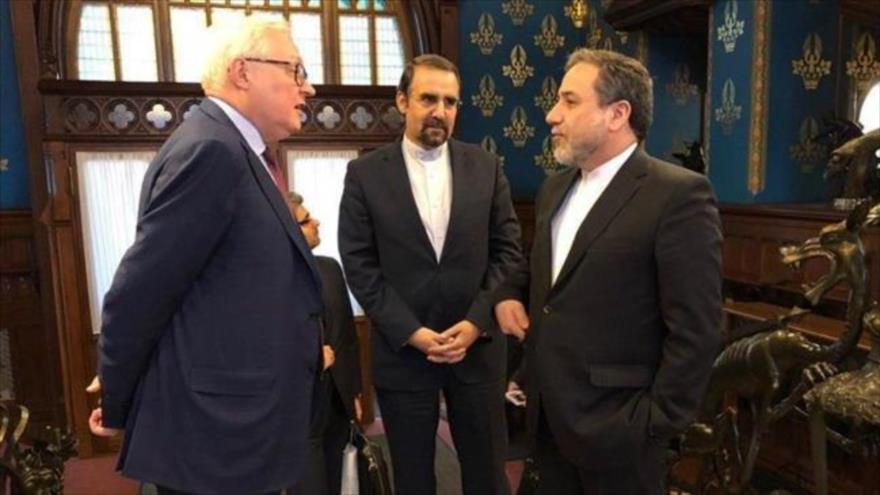 El vicecanciller iraní para Asuntos Políticos, Seyed Abás Araqchi (dcha.), y el vicecanciller ruso, Serguéi Riabkov, en Moscú, 21 de diciembre de 2018.