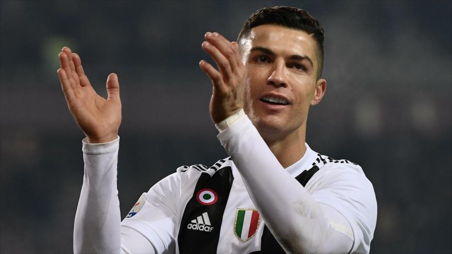 El delantero de la Juventus, Cristiano Ronaldo, aplaude al final de un partido entre su club y Torino, 15 de diciembre de 2018. (Foto: AFP) 