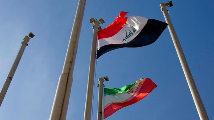 Las banderas de Irak (arriba) y de Irán (abajo).