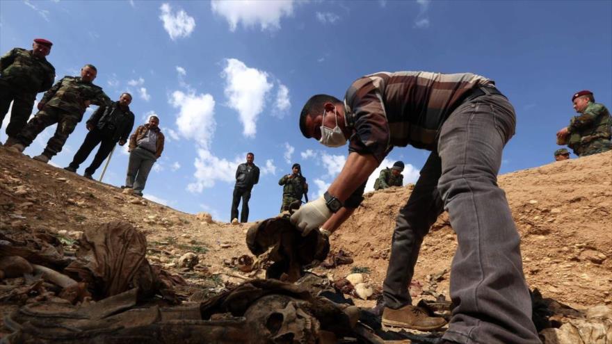 Los miembros de la minoría izadí buscan los restos de personas asesinadas por el grupo terrorista Daesh en la ciudad kurdo-iraquí de Sinyar.