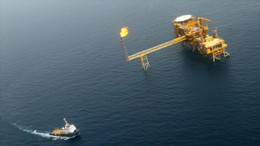Vista aérea de la plataforma petrolera costera Balal, en aguas del Golfo Pérsico, al borde con las aguas territoriales de Catar, 16 de mayo de 2004.