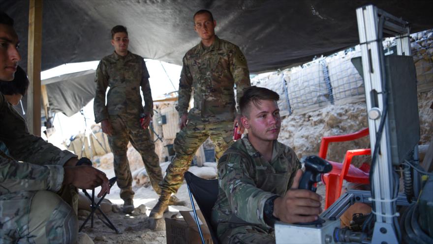 Fuerzas de la OTAN usan un sistema de misiles de crucero en un puesto de control en el este de Afganistán, 7 de julio de 2018. (Foto: AFP)