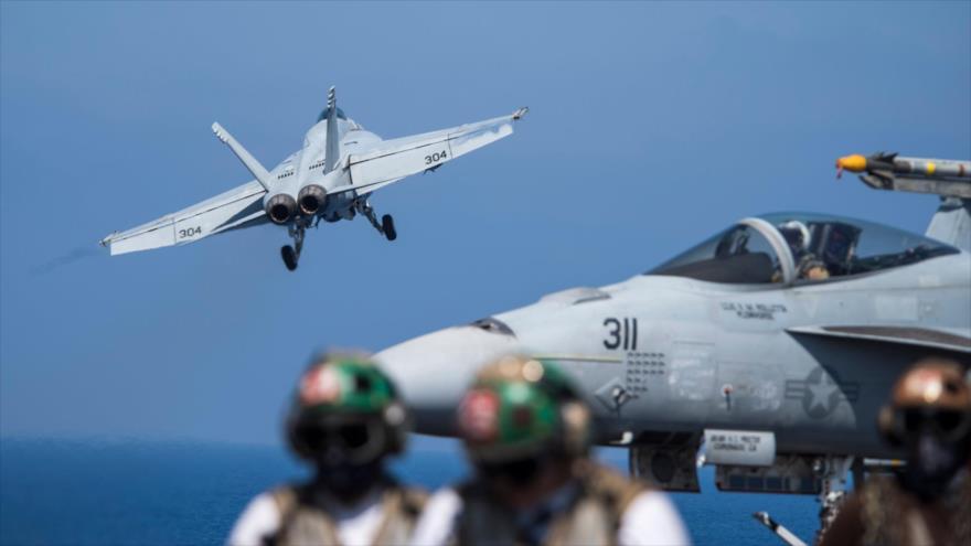 Caza estadounidense despega de un portaviones para lanzar ataques en Siria, 6 de junio de 2017.