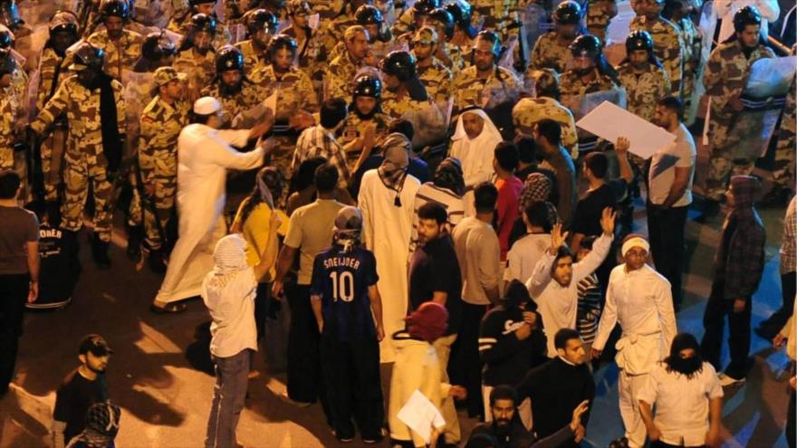 Jóvenes saudíes participaron en una protesta masiva en la ciudad de Buraida, noroeste de Arabia Saudí.