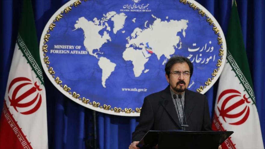 Bahram Qasemi, portavoz de la Cancillería de Irán, habla en una rueda de prensa.