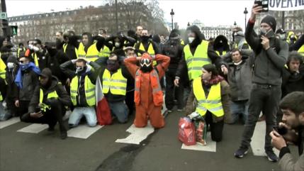 Miles de chalecos amarillos vuelven a las calles francesas