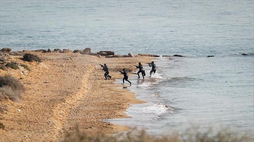 Fuerzas de Cuerpo de Guardianes de la Revolución Islámica en medio de maniobras El Gran Profeta 12, sur de Irán, 22 de diciembre de 2018. (Foto: Tasnim)