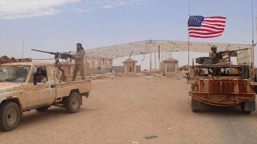 Rebeldes sirios junto a soldados estadounidenses desplegados en la base de Al-Tanf.